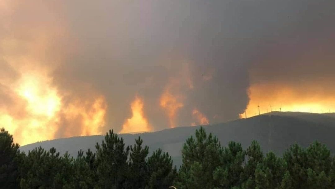 Stovky hasičů bojují v Portugalsku s obřím lesním požárem. Výstraha platí pro celou zemi